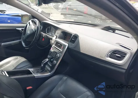 2015 Volvo V60 T5 Premier z USA, uszkodzony, nr VIN YV1612SK2F1264495